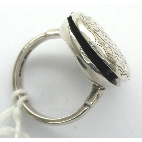 91 - Continental 925 silver locket/poison ring, size M, 8.5g. P&P Group 1 (£14+VAT for the first lot and ... 