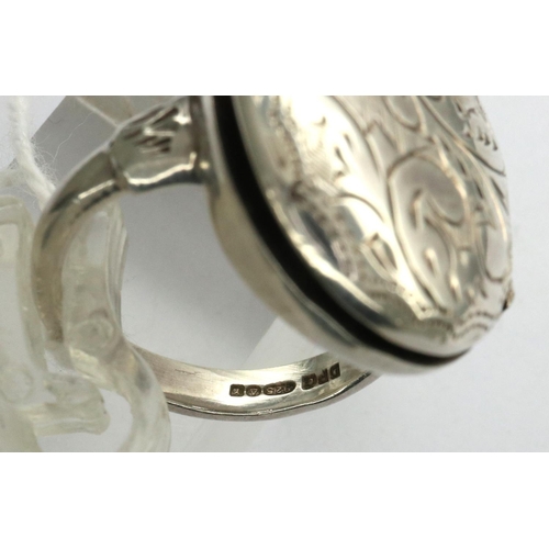 91 - Continental 925 silver locket/poison ring, size M, 8.5g. P&P Group 1 (£14+VAT for the first lot and ... 