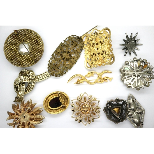 98 - Twelve costume jewellery brooches, D: 60 mm. P&P Group 1 (£14+VAT for the first lot and £1+VAT for s... 