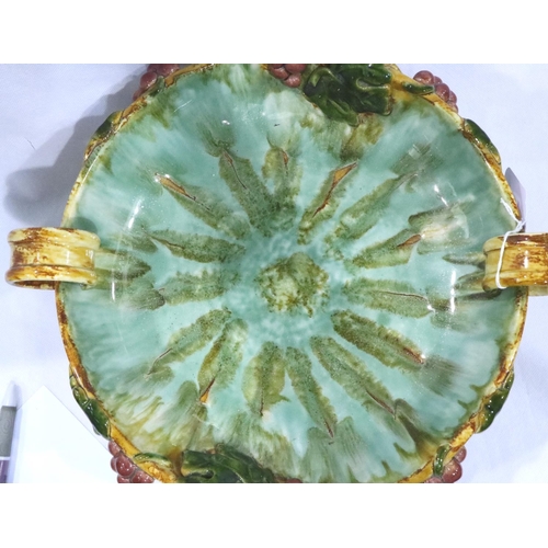 277 - St Peter Graz Austrian Majolica pedestal fruit bowl, D: 30 cm. P&P Group 3 (£25+VAT for the first lo... 