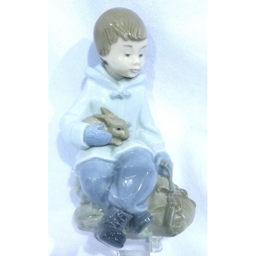 282 - Five mixed Nao figurines, largest H: 12 cm. Largest piece missing a thumb and has a chip, otherwise ... 