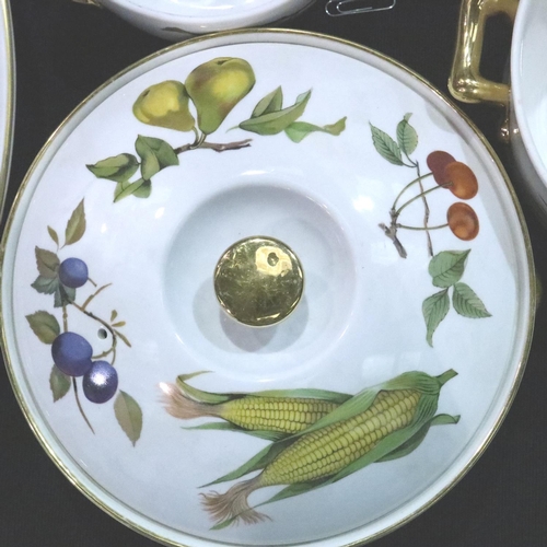 286 - Royal Worcester ceramics in the Evesham pattern (18). Not available for in-house P&P