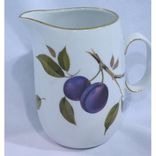 286 - Royal Worcester ceramics in the Evesham pattern (18). Not available for in-house P&P