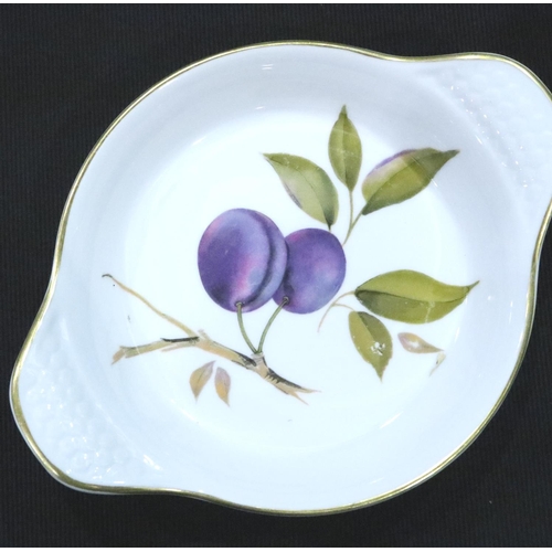 286 - Royal Worcester ceramics in the Evesham pattern (18). Not available for in-house P&P