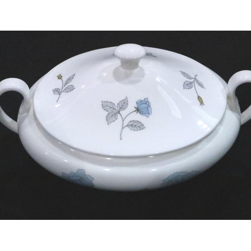 286 - Royal Worcester ceramics in the Evesham pattern (18). Not available for in-house P&P