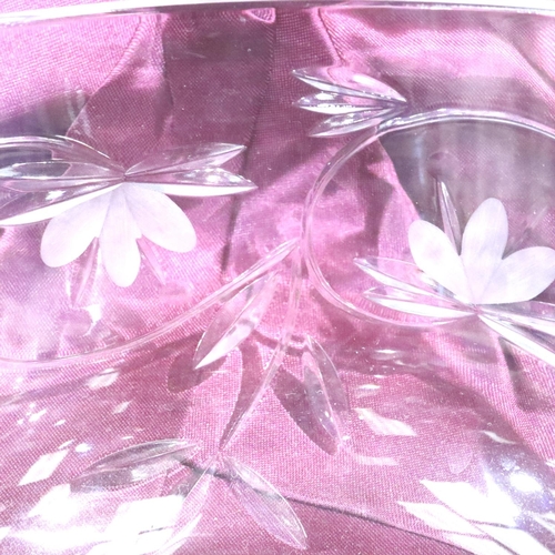 311 - Boxed Royal Doulton International crystal bowl, D: 20 cm, no damages. P&P Group 2 (£18+VAT for the f... 