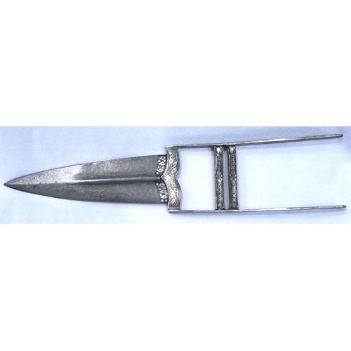 2288 - A fine Indian Mughal Empire katar or thrusting dagger, having a Damascus steel blade, the hilt and s... 