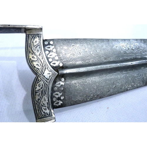 2288 - A fine Indian Mughal Empire katar or thrusting dagger, having a Damascus steel blade, the hilt and s... 