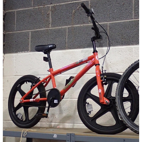 1021 - Shockwave RAT3D childs BMX bike. Not available for in-house P&P