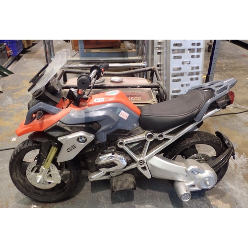 1027 - BMW GS 1200 childs electric ride on motorcycle, with charger, working at lotting. Not available for ... 