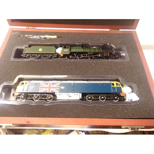 2068 - OO scale Bachmann 25th anniversary set comprising of Silver Jubilee 45552, green Early Crest. Plus a... 