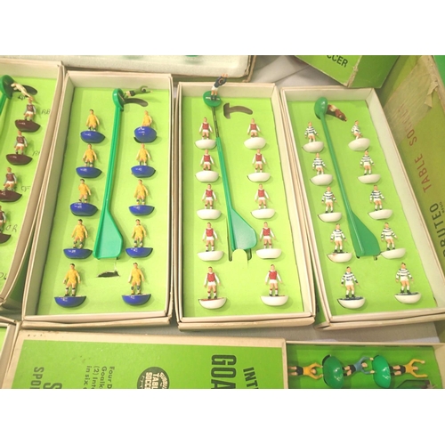 2097 - Mixed Subbuteo items. P&P Group 3 (£25+VAT for the first lot and £5+VAT for subsequent lots)