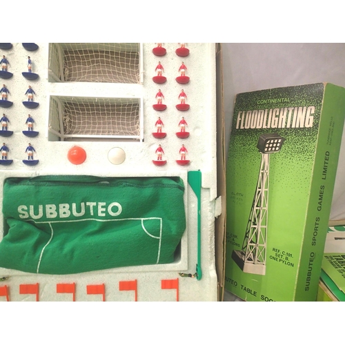 2097 - Mixed Subbuteo items. P&P Group 3 (£25+VAT for the first lot and £5+VAT for subsequent lots)