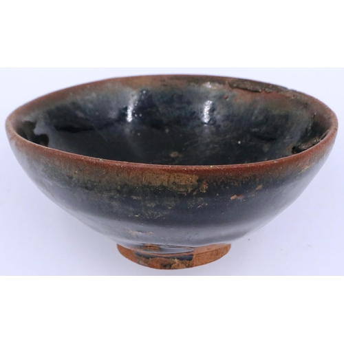 3016 - A Song Dynasty black glazed bowl, footed, D: 10 cm, H: 4 cm. P&P Group 2 (£18+VAT for the first lot ... 