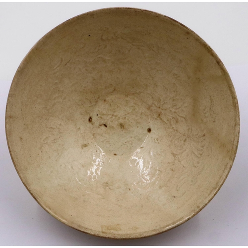 3039 - A Jin or Yuan Dynasty large porcelain bowl, decorated in relief with raised lines, D: 19 cm, H: 6 cm... 