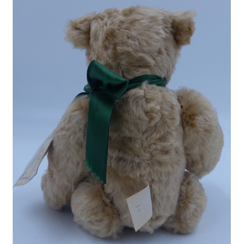 2143 - Deans Emerald Enry 54/100 bear, H: 30 cm. P&P Group 1 (£14+VAT for the first lot and £1+VAT for subs... 