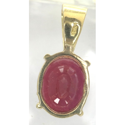 11 - 18ct gold pendant set with a large ruby, L: 18 mm, 2.1g. P&P Group 1 (£14+VAT for the first lot and ... 