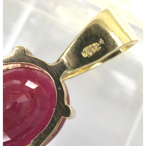 11 - 18ct gold pendant set with a large ruby, L: 18 mm, 2.1g. P&P Group 1 (£14+VAT for the first lot and ... 