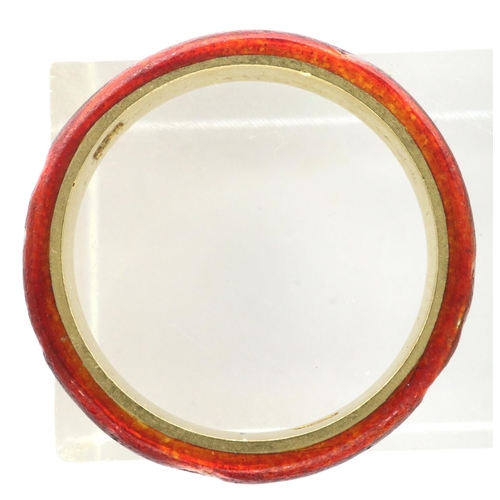 101 - 18ct gold band, the circumference unusually enamelled in red, size M/N, 4.1g. P&P Group 1 (£14+VAT f... 