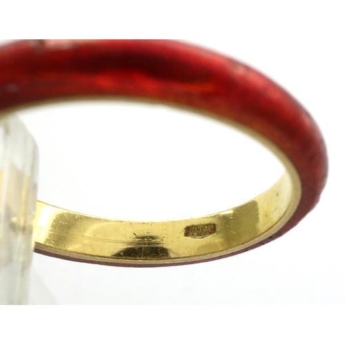 101 - 18ct gold band, the circumference unusually enamelled in red, size M/N, 4.1g. P&P Group 1 (£14+VAT f... 