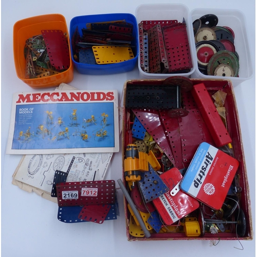 2169 - Quantity of mixed vintage Meccano. P&P Group 1 (£14+VAT for the first lot and £1+VAT for subsequent ... 