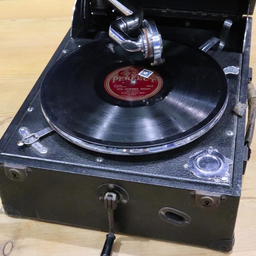 447 - Columbia cased gramophone. P&P Group 3 (£25+VAT for the first lot and £5+VAT for subsequent lots)