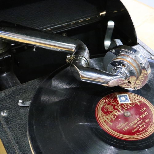 447 - Columbia cased gramophone. P&P Group 3 (£25+VAT for the first lot and £5+VAT for subsequent lots)