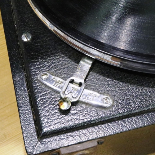 447 - Columbia cased gramophone. P&P Group 3 (£25+VAT for the first lot and £5+VAT for subsequent lots)