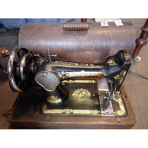 1739 - Cased Singer sewing machine. Not available for in-house P&P