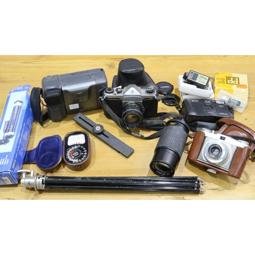 465 - Collection of vintage cameras and accessories. P&P Group 3 (£25+VAT for the first lot and £5+VAT for... 