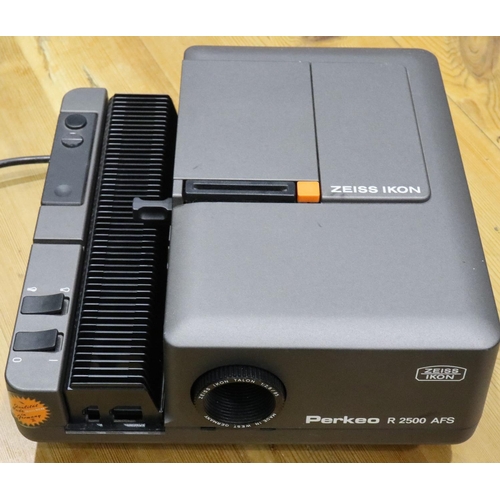 470 - Zeiss Ikon Perkeo R2500 AFS slide projector. P&P Group 2 (£18+VAT for the first lot and £3+VAT for s... 