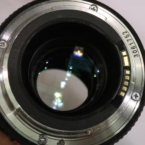 475 - Canon macro lens EF 100mm 1:2.8 L IS USM, image stabiliser ultrasonic. Excellent condition, minor lo... 