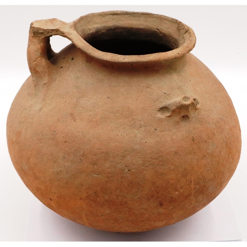 3057 - A Han Dynasty terracotta vessel, large, with a double stem handle, D: 30 cm, H: 29 cm. Small losses ... 