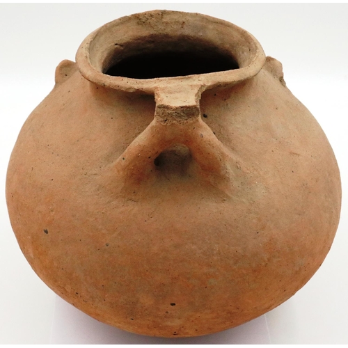 3057 - A Han Dynasty terracotta vessel, large, with a double stem handle, D: 30 cm, H: 29 cm. Small losses ... 