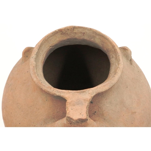 3057 - A Han Dynasty terracotta vessel, large, with a double stem handle, D: 30 cm, H: 29 cm. Small losses ... 