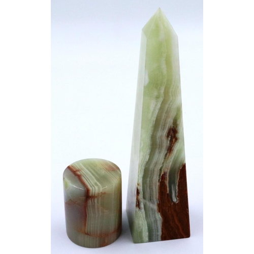 3069 - A polished onyx obelisk, H: 20 cm, and a cylindrical onyx pedestal or stand, D: 5 cm, H: 6 cm (2). P... 