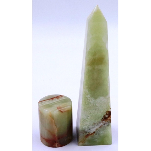 3069 - A polished onyx obelisk, H: 20 cm, and a cylindrical onyx pedestal or stand, D: 5 cm, H: 6 cm (2). P... 