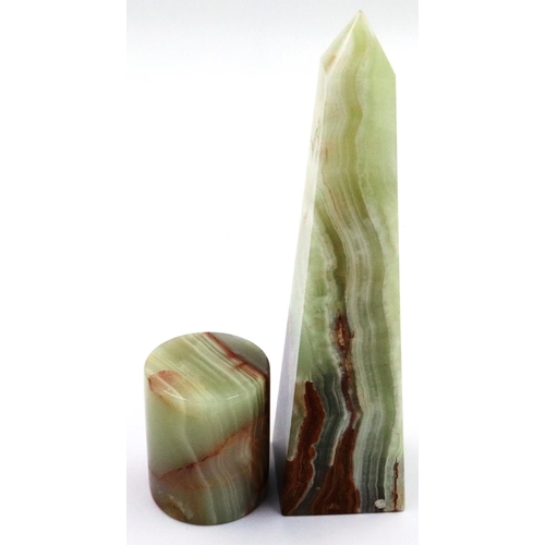 3069 - A polished onyx obelisk, H: 20 cm, and a cylindrical onyx pedestal or stand, D: 5 cm, H: 6 cm (2). P... 