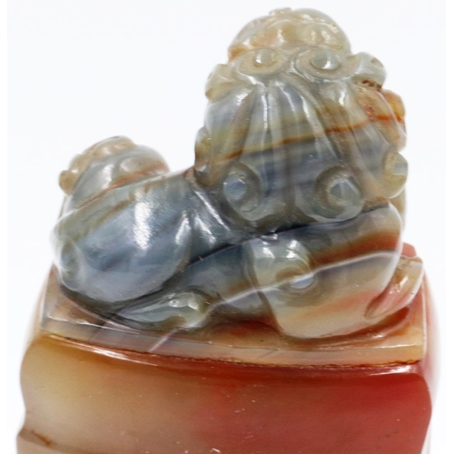 3077 - A large and important carved agate flask, covered, having Fo-dog and ring handles and a carved templ... 