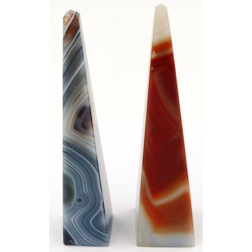 3078 - Two polished banded agate obelisks, largest H: 15 cm (2). P&P Group 2 (£18+VAT for the first lot and... 