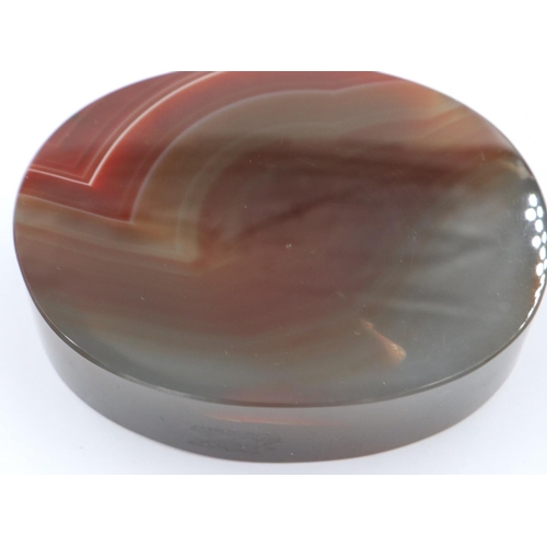 3080 - A banded oval block of chuyu red agate, 9 x 7 x 2 cm H. P&P Group 2 (£18+VAT for the first lot and £... 