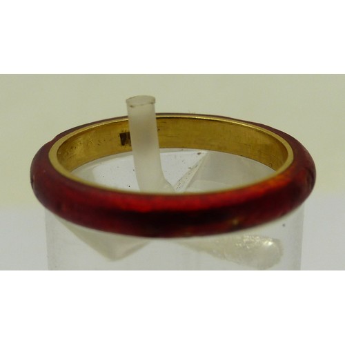 101 - 18ct gold band, the circumference unusually enamelled in red, size M/N, 4.1g. P&P Group 1 (£14+VAT f... 