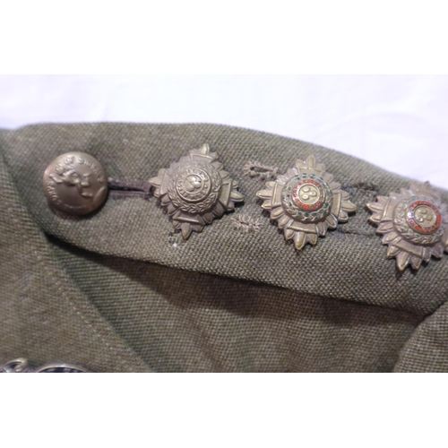 2048 - Royal Corps of Signals uniform tunic, badged to the rank of Captain, possibly WWII, approximate size... 