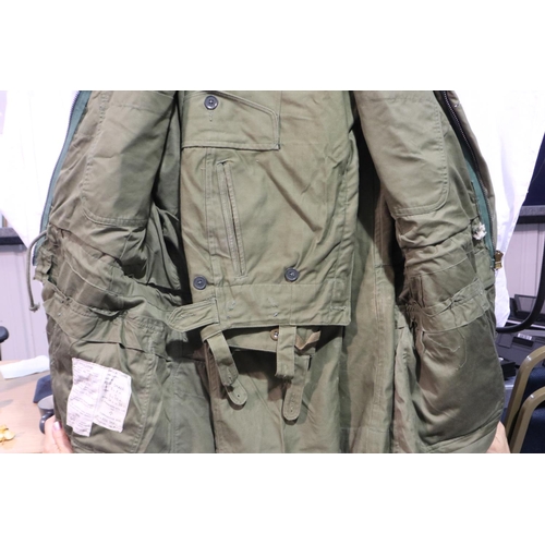 2054 - Vietnam War period Canadian military combat smock and trousers, both size 4, smock has division patc... 