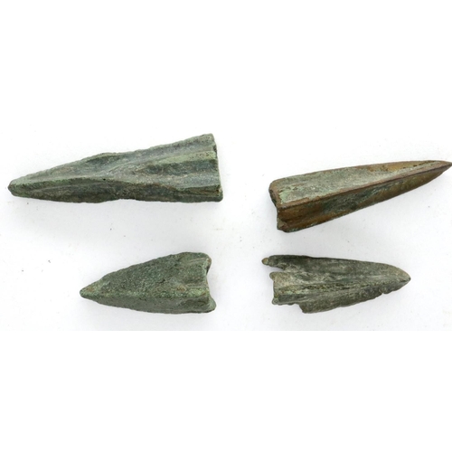 114G - Four Roman bronze arrowheads, D: 30 mm. P&P Group 0 (£5+VAT for the first lot and £1+VAT for subsequ... 