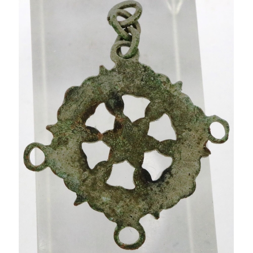 117 - Tudor Period enamelled pendant, stylised rose type, L: 25 mm. P&P Group 0 (£5+VAT for the first lot ... 