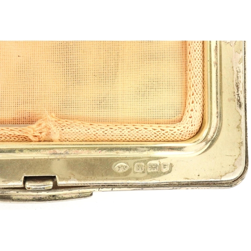 143 - Hallmarked silver compact mirror, London assay, gross 140g. P&P Group 0 (£5+VAT for the first lot an... 