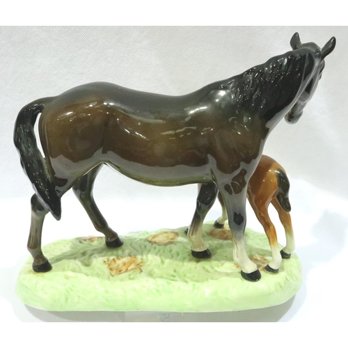 178 - Beswick mare and foal on ceramic base, H: 20 cm. P&P Group 2 (£18+VAT for the first lot and £3+VAT f... 