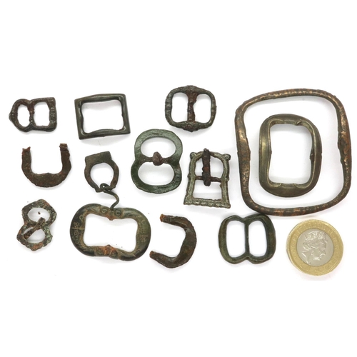 93 - Mostly UK Civil War belt buckles and hasps, largest L: 50 mm. P&P Group 0 (£5+VAT for the first lot ... 