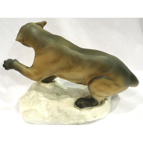 210 - Beswick matte puma on plinth, L: 29 cm. No chips, cracks or visible restoration. P&P Group 3 (£25+VA... 